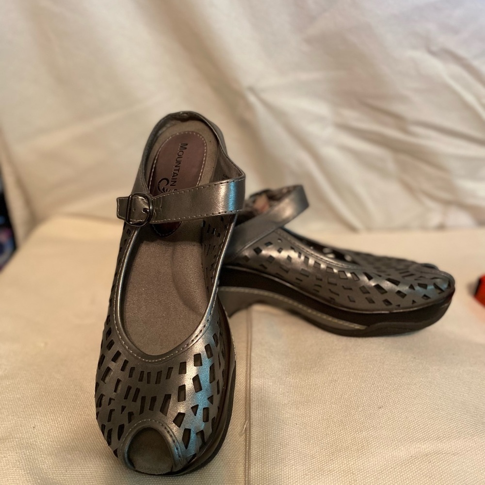 Mountain sole slip on shoes size 7 Metallic